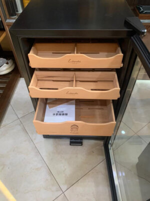 khay-chua-tu-go-tuyet-tung Khay chứa xì gà làm bằng gỗ tuyết tùng